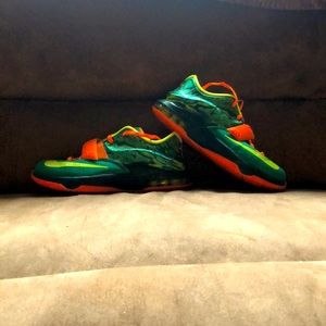 KD weather man 7’s